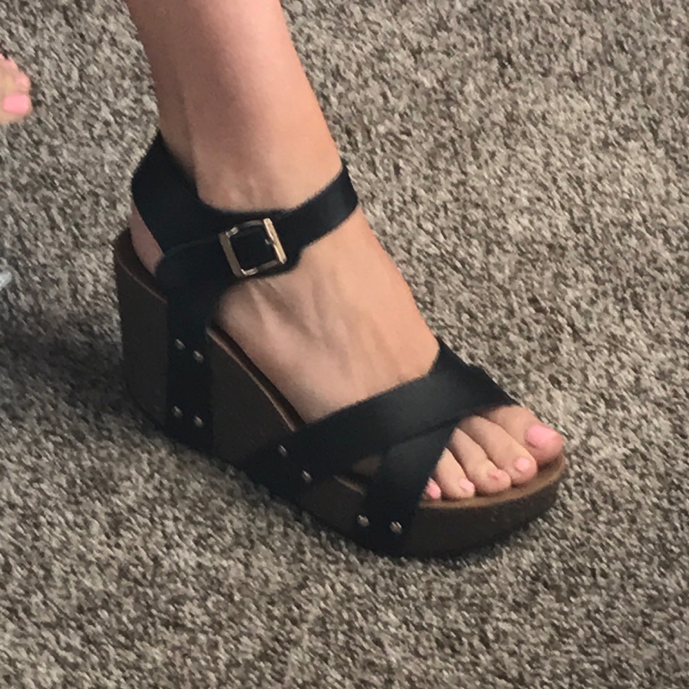 Size 8.5 refresh brand sandals